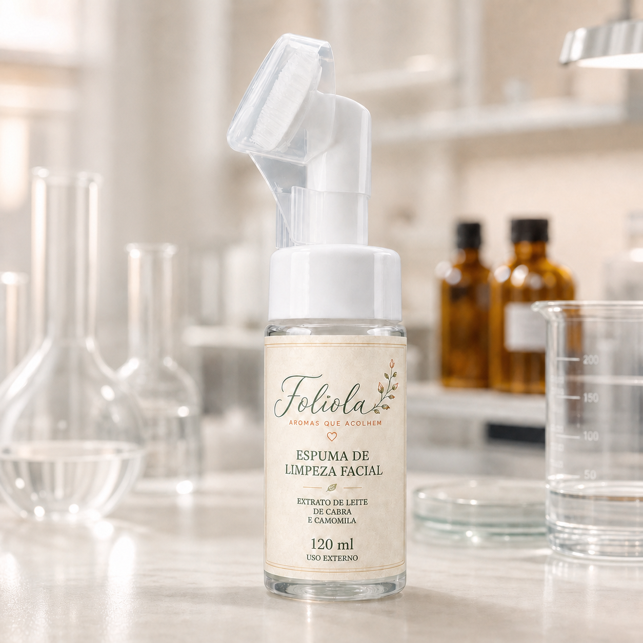 Espuma de Limpeza Facial Foliola com aplicador de escova em laboratório cosmético