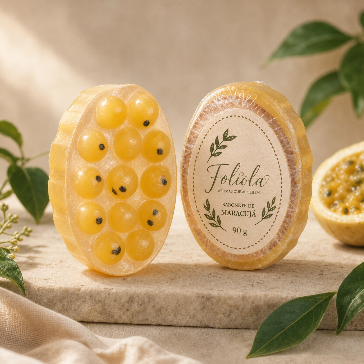 Duas faces do Sabonete de Maracujá Foliola: decoração com detalhes amarelos e verso embalado com rótulo da marca